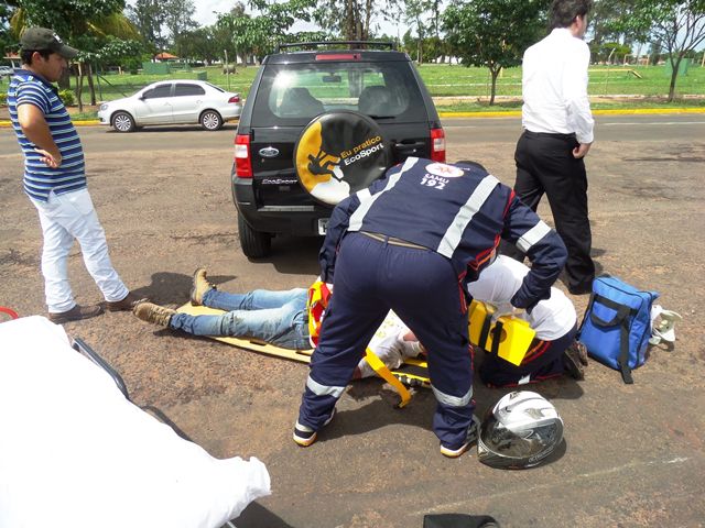 Motociclista fica ferido ao desviar de carro que invadiu a preferencial