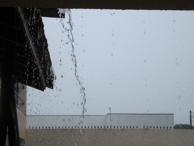 Chove neste momento em Três Lagoas; há previsão de temporal