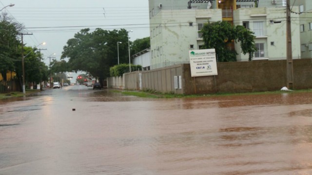 Chuva forte faz cartão postal de Três Lagoas “transbordar”
