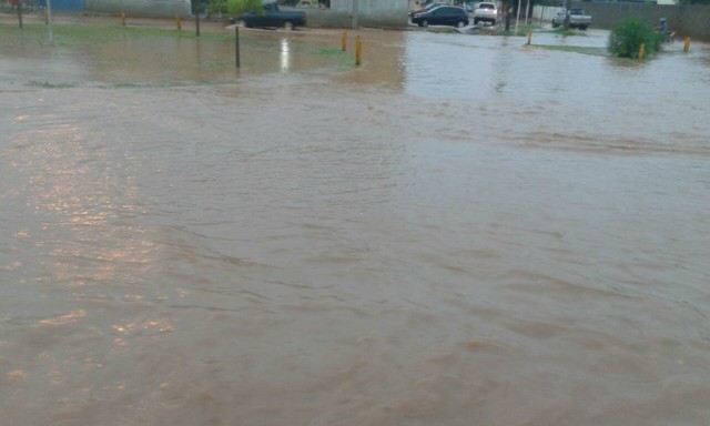 Chuva forte faz cartão postal de Três Lagoas “transbordar”