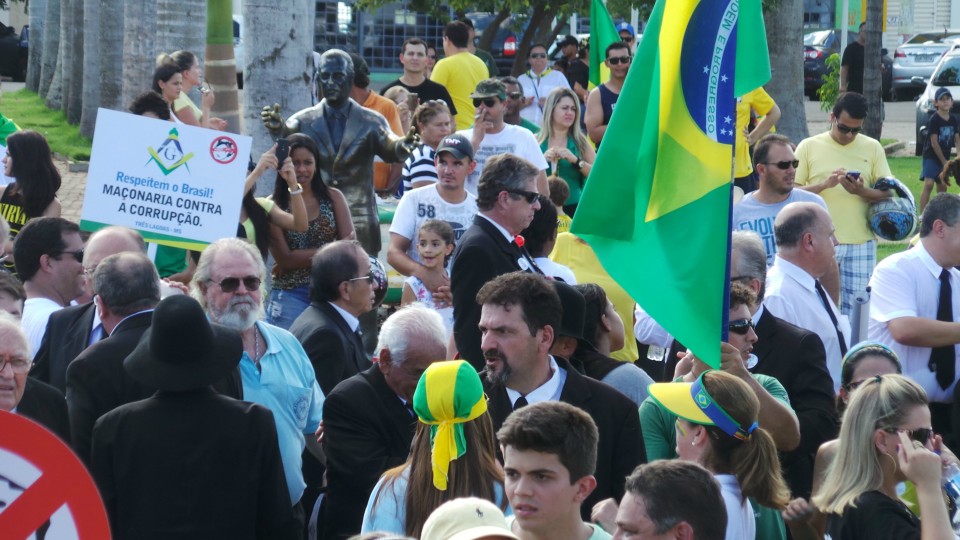 Direto da praça e das ruas, Três Lagoas adere à manifestação nacional