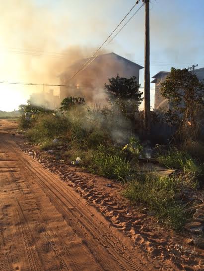 Fogo em lixo provoca incêndio em mata próximo a residencial no JK