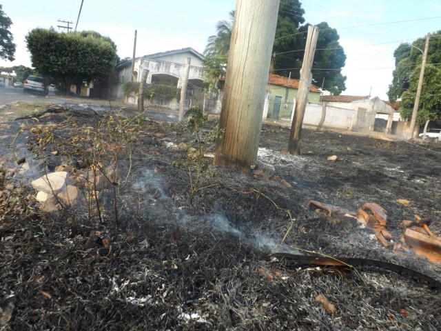 Fogo em terreno prejudica crianças de creche e moradores do Interlagos