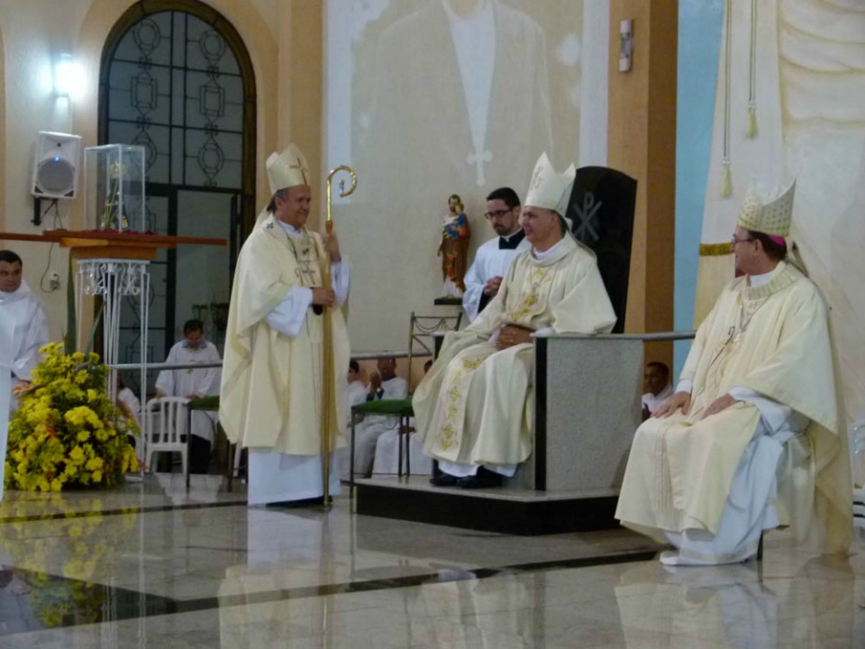 Missa de novo bispo reúne 2 mil católicos em Três Lagoas