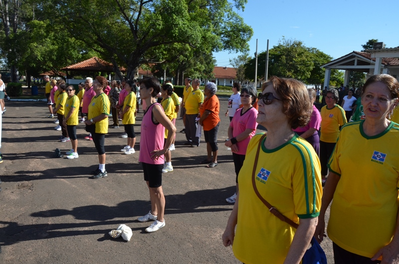 Prefeita Márcia Moura participa do Dia do Desafio em frente ao prédio da Prefeitura