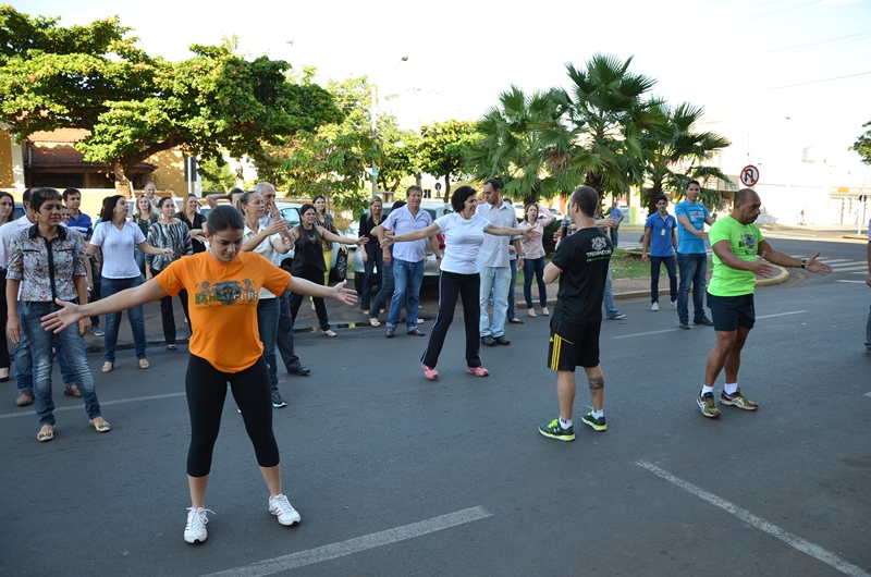 Prefeita Márcia Moura participa do Dia do Desafio em frente ao prédio da Prefeitura