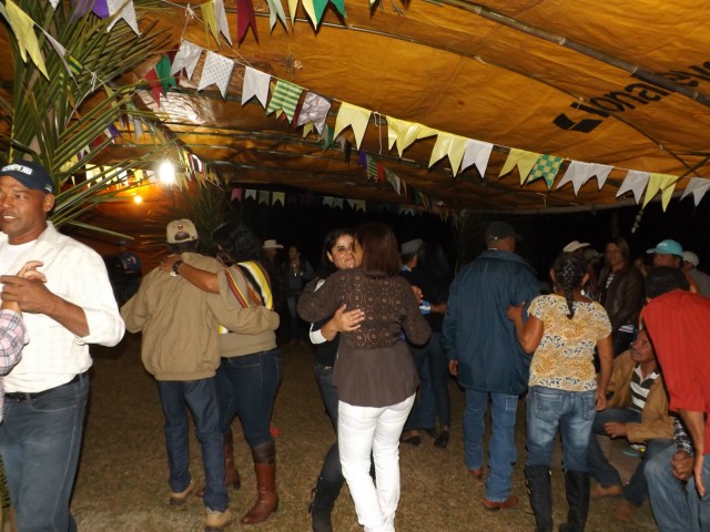 Devoção e alegria reúnem centena de pessoas em festa tradicional na região de Arapuá