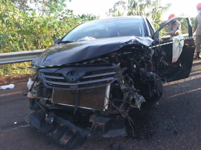 Corolla fica parcialmente destruído em acidente com caminhão na BR-262