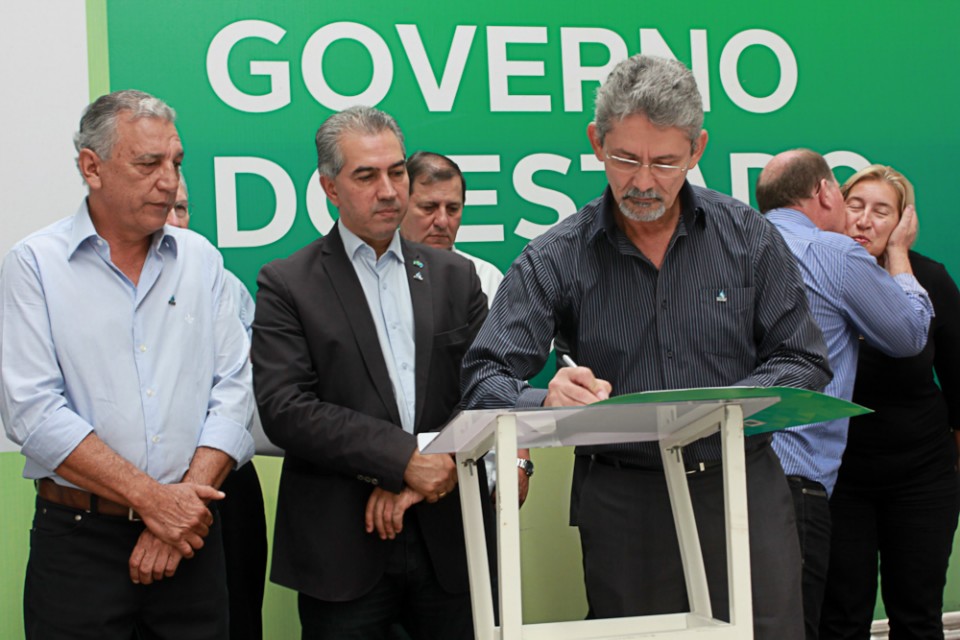 Durante posse da Sanesul, governador Reinaldo destaca que meta é atingir "100% de água e esgoto tratado"