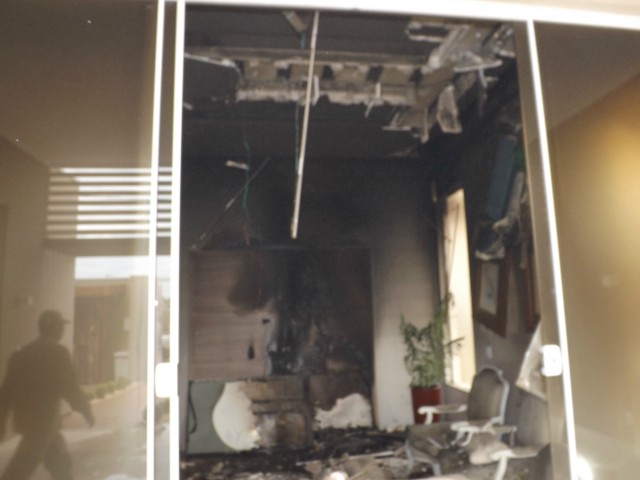 Incêndio destrói sala de residência no Jardim dos Ipês