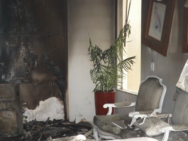 Incêndio destrói sala de residência no Jardim dos Ipês