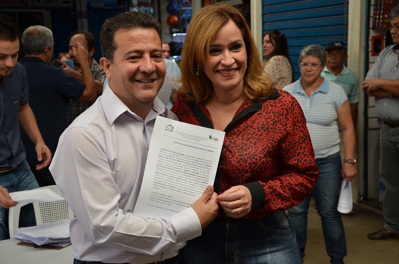 Marcia Moura entrega contrato aos comerciantes do Shopping Popular