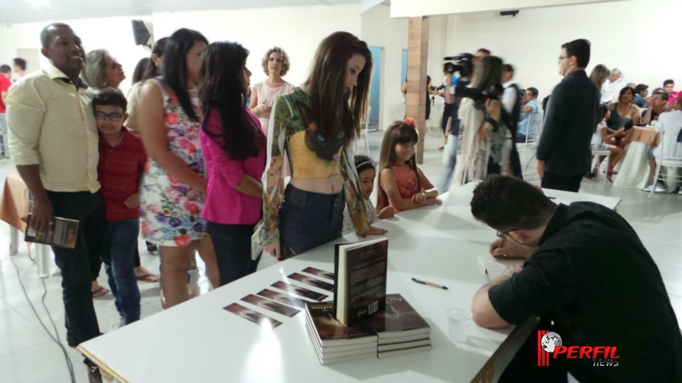 Noite de autógrafos marca lançamento de livro de três-lagoense