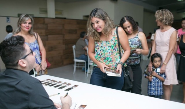 Prefeita prestigia lançamento de livro de jovem três-lagoense Prefeita prestigia lançamento de livro de jovem três-lagoense