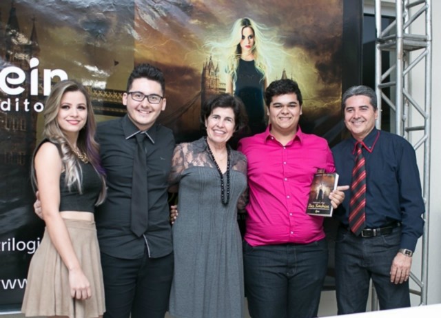 Prefeita prestigia lançamento de livro de jovem três-lagoense Prefeita prestigia lançamento de livro de jovem três-lagoense