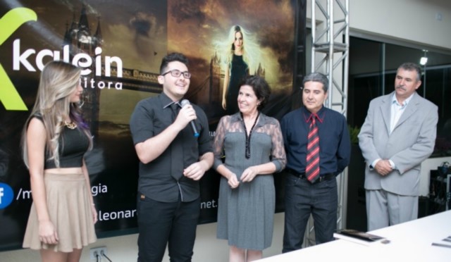 Prefeita prestigia lançamento de livro de jovem três-lagoense Prefeita prestigia lançamento de livro de jovem três-lagoense