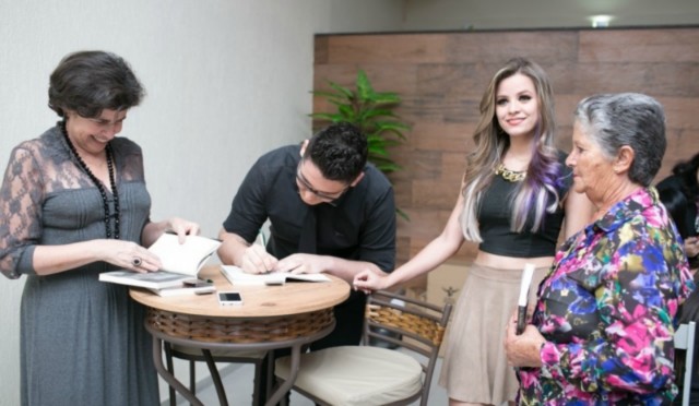 Prefeita prestigia lançamento de livro de jovem três-lagoense Prefeita prestigia lançamento de livro de jovem três-lagoense