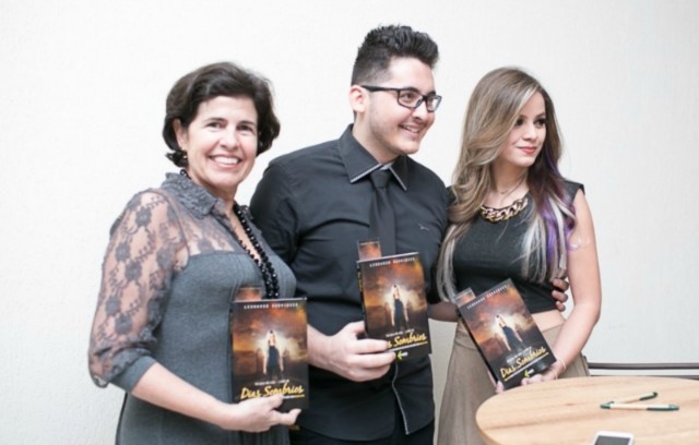 Prefeita prestigia lançamento de livro de jovem três-lagoense Prefeita prestigia lançamento de livro de jovem três-lagoense