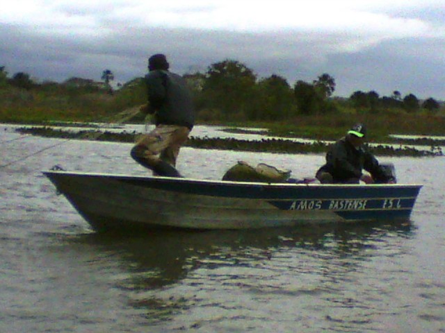 PMA prende dois pescadores profissionais retirando peixes de 1,2 km de redes de pesca