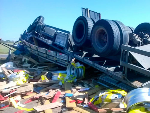 Motorista que seguia para Três Lagoas morre ao tombar caminhão em rotatória