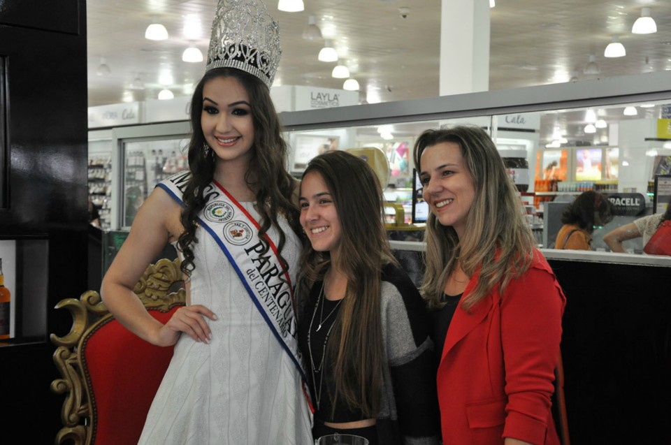 Miss Paraguai e descontos de até 50% atraem multidão ao Shopping China