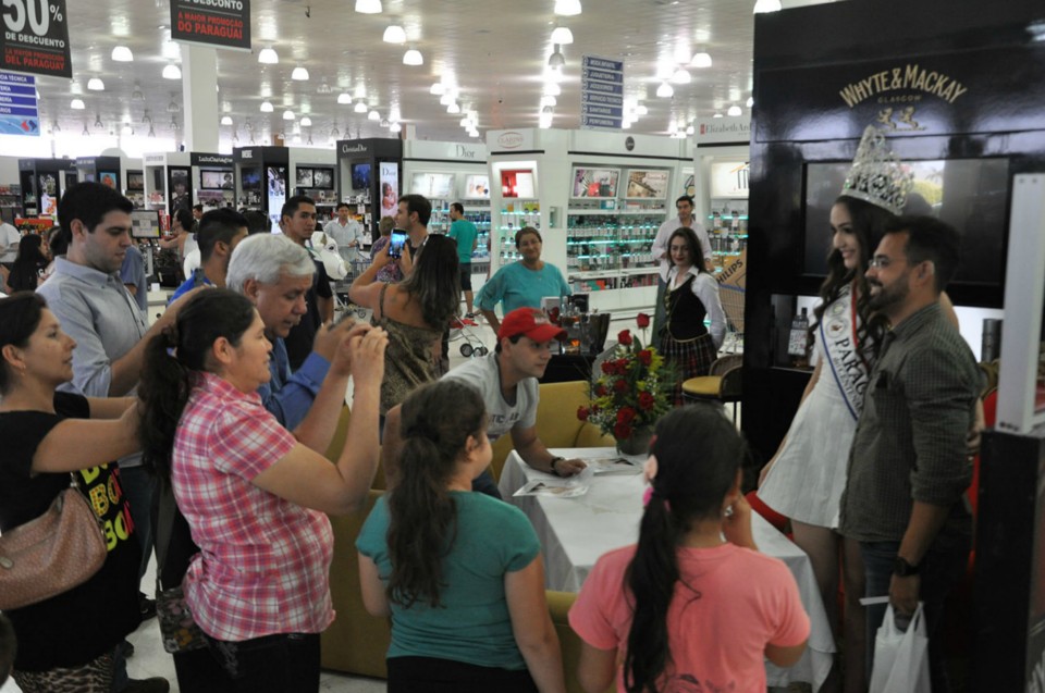Miss Paraguai e descontos de até 50% atraem multidão ao Shopping China