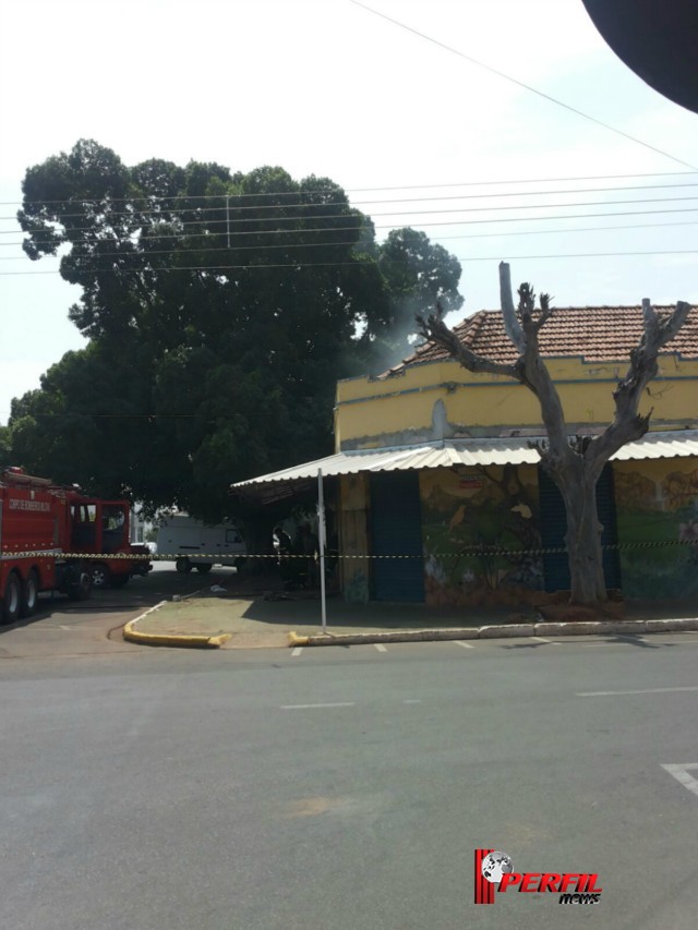 Corpo de Bombeiros controla incêndio em prédio fechado