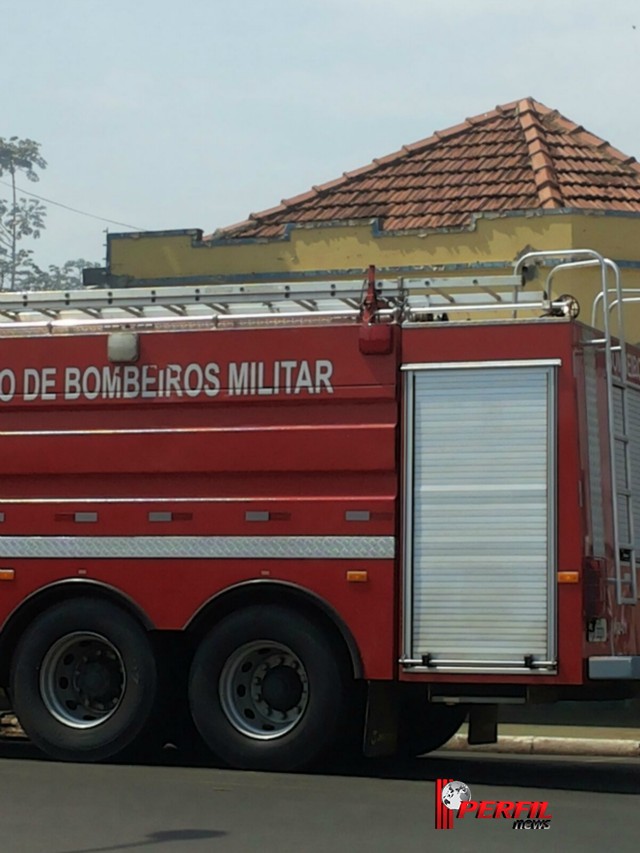 Corpo de Bombeiros controla incêndio em prédio fechado