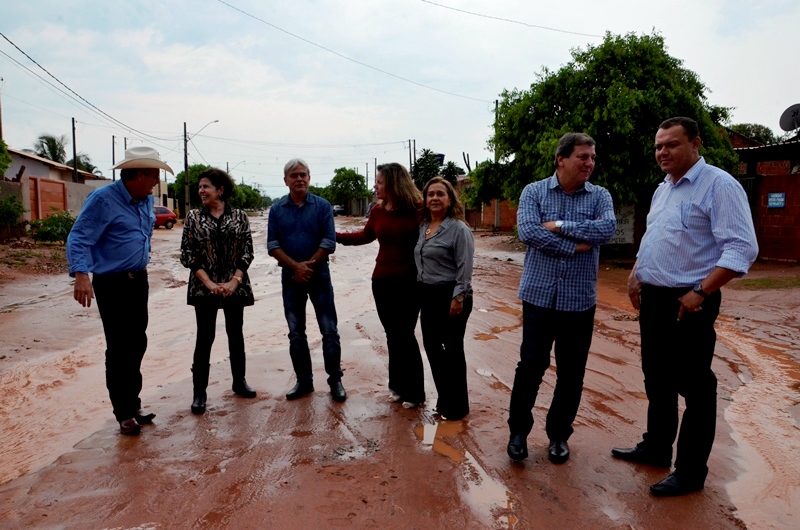 Marcia Moura e autoridades do Estado visitam ruas que serão pavimentadas