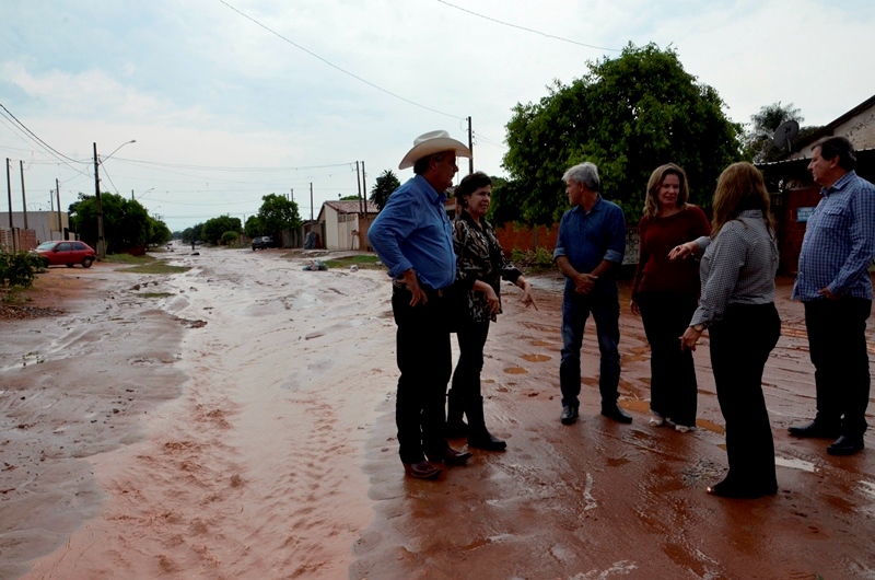 Marcia Moura e autoridades do Estado visitam ruas que serão pavimentadas