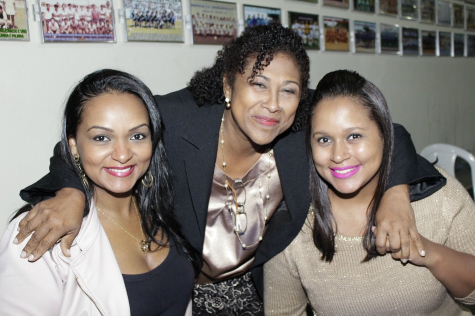 Cláudia comemora 50 anos com festa no Recanto do Galo
