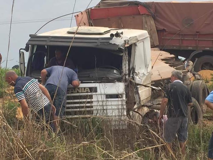 Caminhão de Chapadão do Sul é atingido por carreta na BR-158