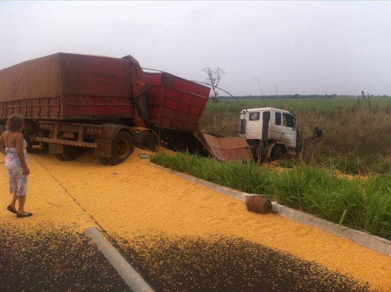 Caminhão de Chapadão do Sul é atingido por carreta na BR-158