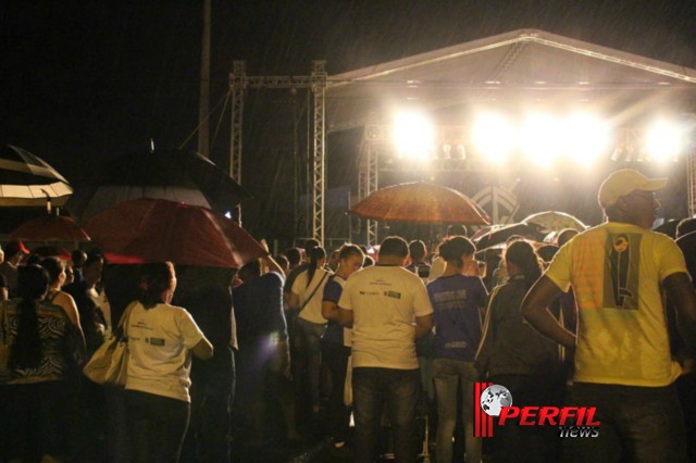 Mesmo com chuva, Marcha Para Jesus reúne mais de 3 mil participantes
