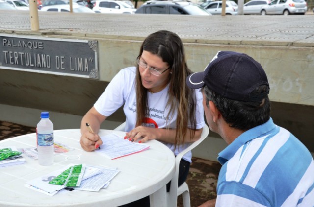 Programa DST/Aids realiza testes e orientações na Praça Ramez Tebet