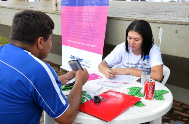 Programa DST/Aids realiza testes e orientações na Praça Ramez Tebet
