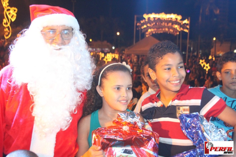 Chegada do Papai Noel atraiu grande público na Praça Ramez Tebet