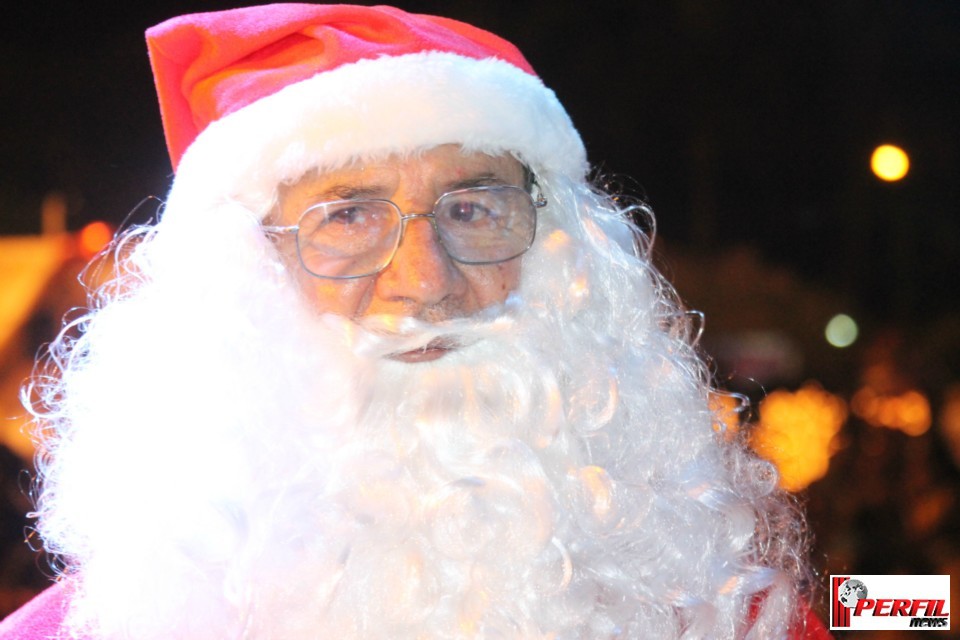 Chegada do Papai Noel atraiu grande público na Praça Ramez Tebet