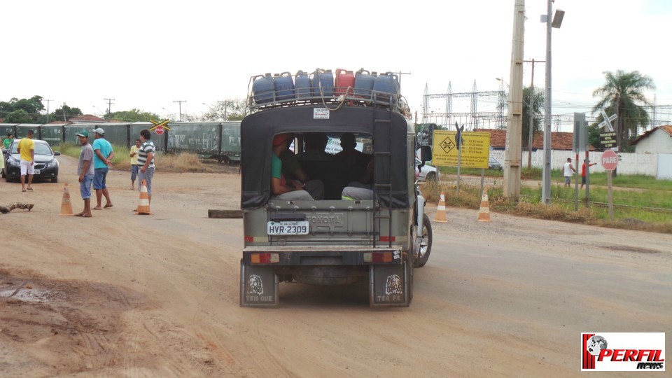 Moradores de Jupiá bloqueiam acesso de caminhões ao bairro
