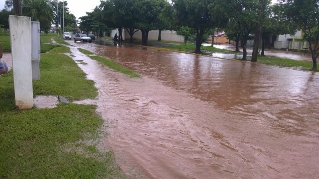 ‘’Quando chove, ganhamos uma quarta lagoa’’, diz morador sobre inundação