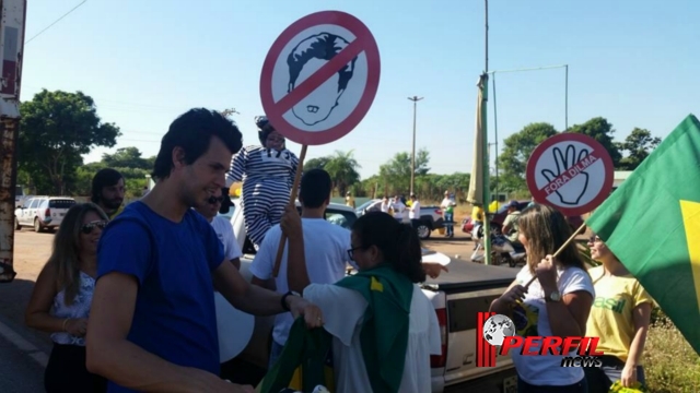 Boneco da presidente vestida de presidiária chama a atenção em manifestação contra a corrupção
