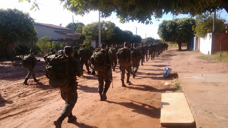 Exército de Três Lagoas faz marcha de instrução e chama atenção dos moradores