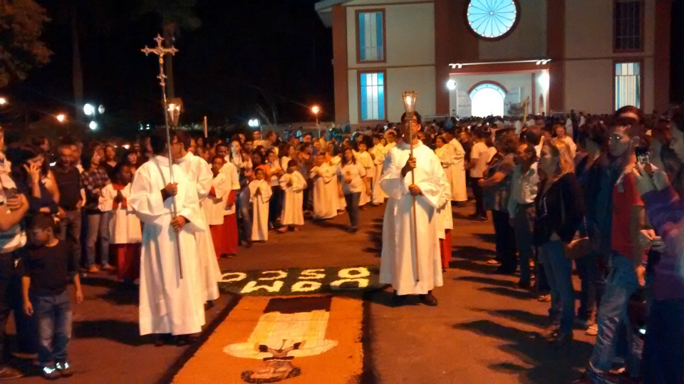 Missa solene e procissão celebram Corpus Christi e reúnem centenas de fiéis
