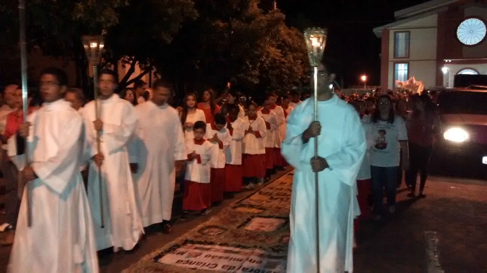 Missa solene e procissão celebram Corpus Christi e reúnem centenas de fiéis
