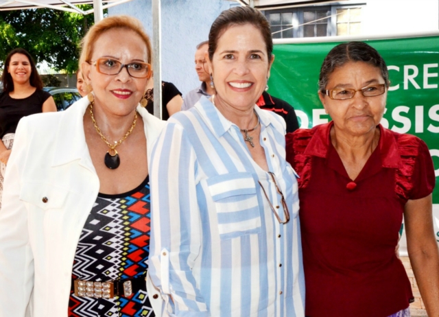 Prefeita Marcia Moura entrega 88 óculos para beneficiários