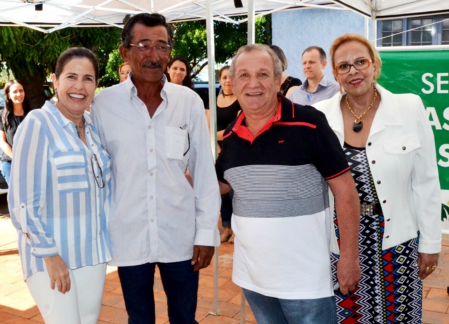 Prefeita Marcia Moura entrega 88 óculos para beneficiários