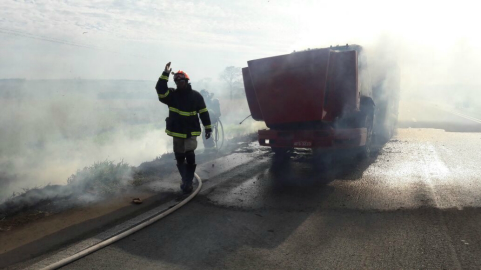 Em Bataguassu, motorista se desespera ao ver sua carreta sendo consumida pelo fogo