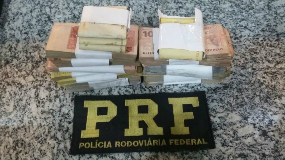 PRF prende quadrilha que pretendia entregar no Paraguai carro de luxo roubado