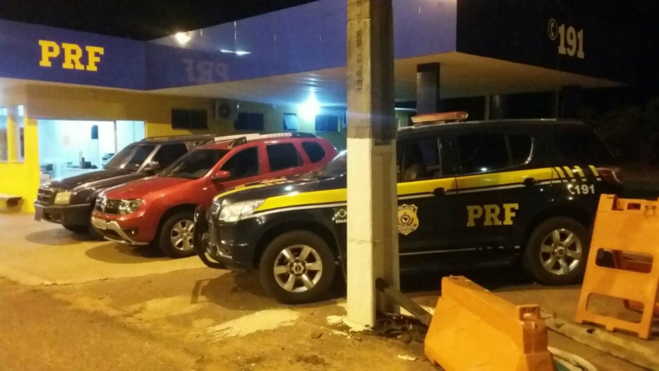 PRF prende quadrilha que pretendia entregar no Paraguai carro de luxo roubado