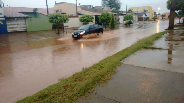 Chuva chega e causa transtornos a moradores de bairros de Três Lagoas